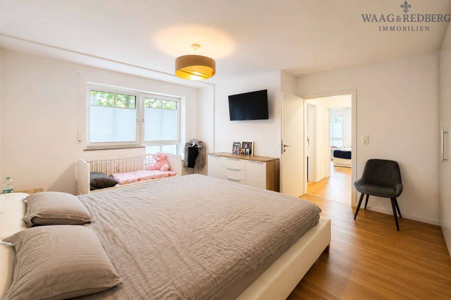 Stilvoll wohnen – 3-Zimmer-Wohnung mit maßgefertigter Ausstattung und Terrasse!, 93073 Neutraubling