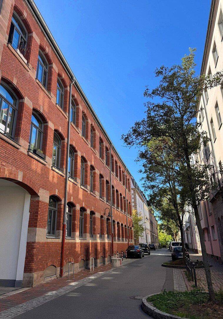 Kernsanierter Klinkerbau: 3 Zimmer, 102 m², Fußbodenheizung, Eichenparkett, Blick Lorenzkirche, 90443 Nürnberg