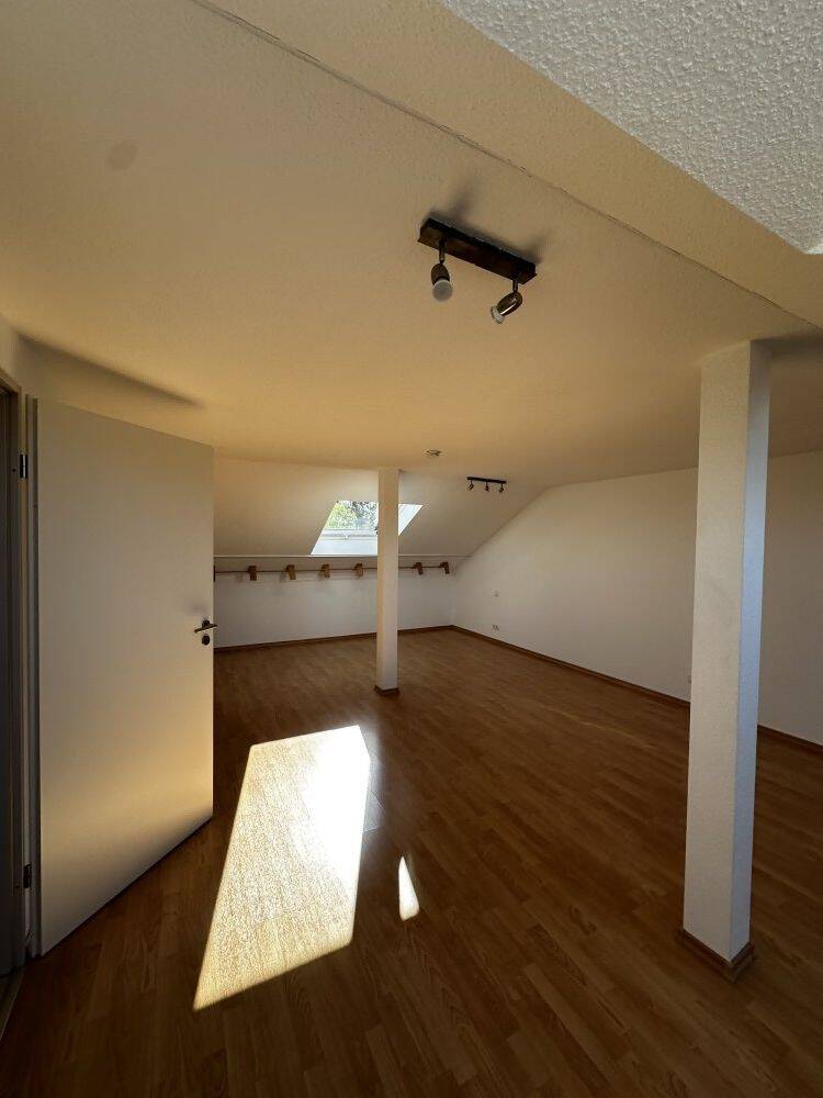Helle 1-Zimmer-Dachgeschosswohnung mit Einbauküche in Singen, 78224 Singen (Hohentwiel)