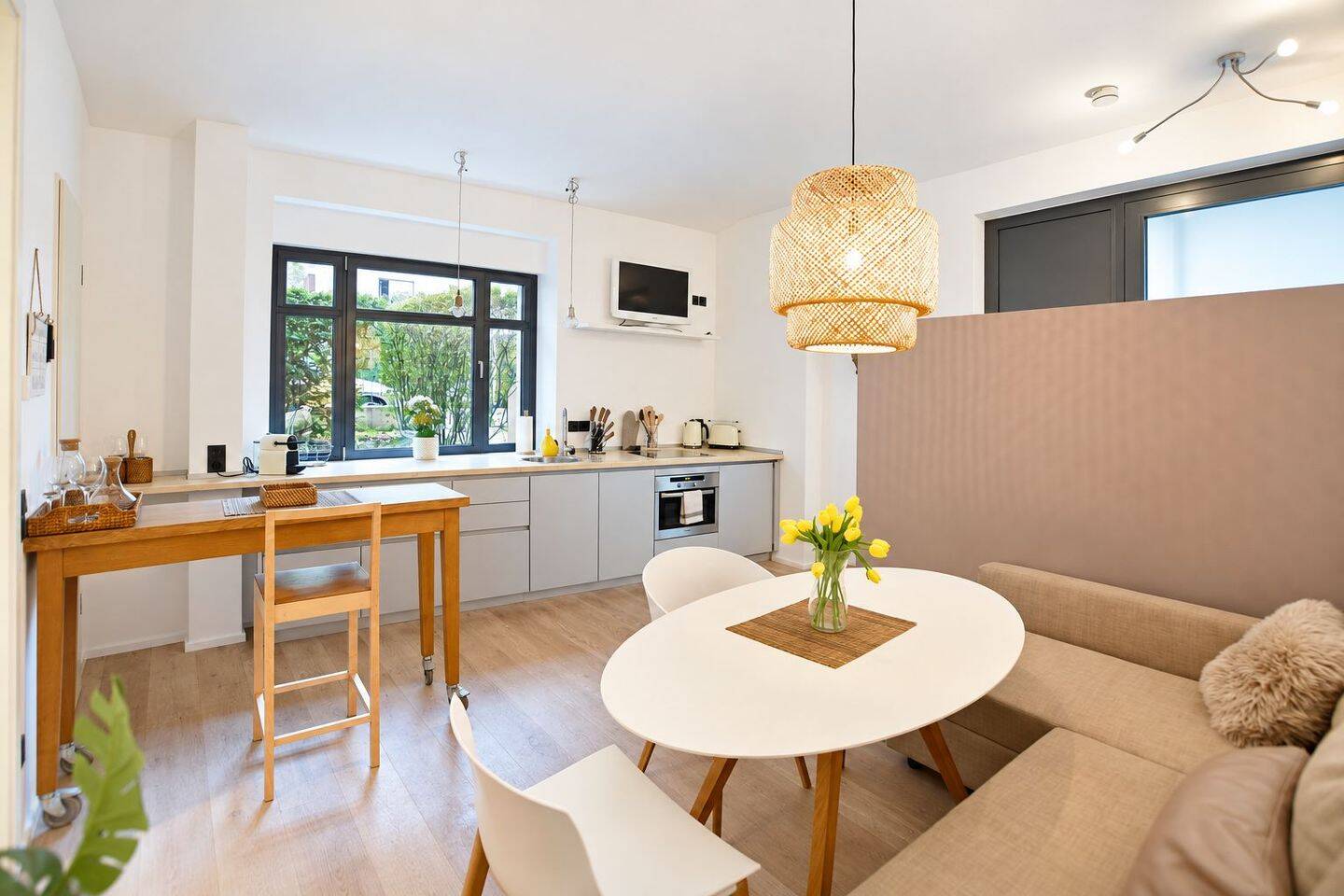 Urbanes Zwei-Zimmer-Apartment mit privatem Eingang nahe der Schweizer Straße, 60596 Frankfurt am Main (Sachsenhausen)