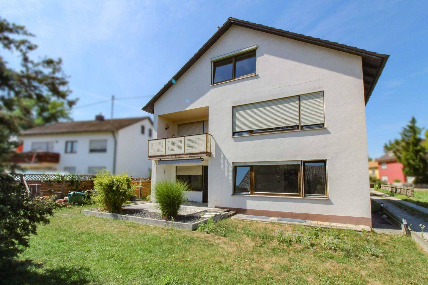 Gepflegtes Dreifamilienhaus mit drei abgeschlossenen Wohneinheiten in Mammendorf, 82291 Mammendorf