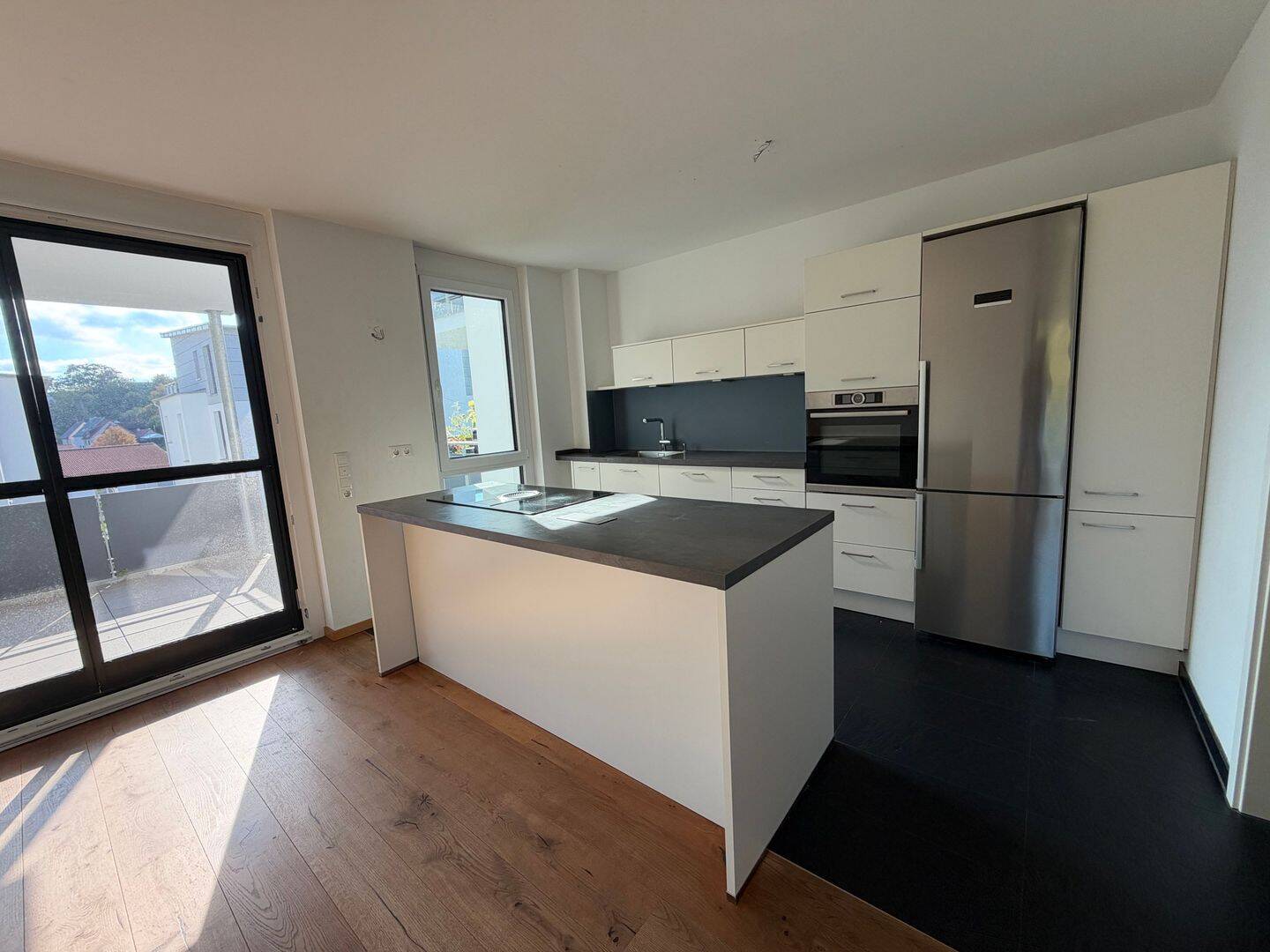 Moderne 3-Zimmer-Wohnung mit Einbaubüche, Balkon, Terrasse und Tiefgarage, 71287 Weissach