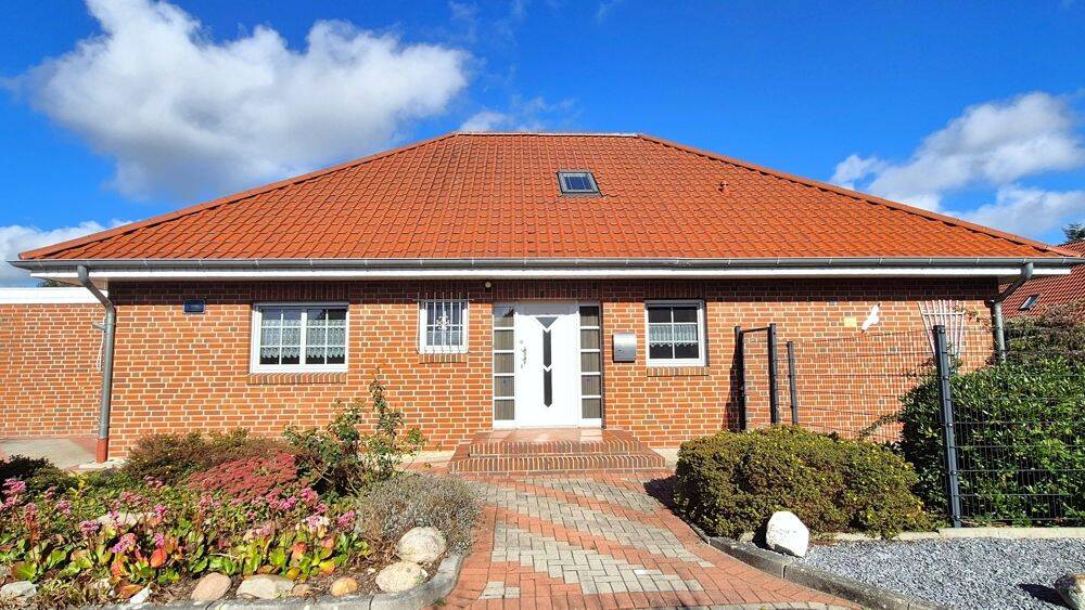 *** Gepflegter, ebenerdiger Bungalow mit 4 Zimmern, Garage u. pflegeleichtem Garten ***, 26842 Ostrhauderfehn