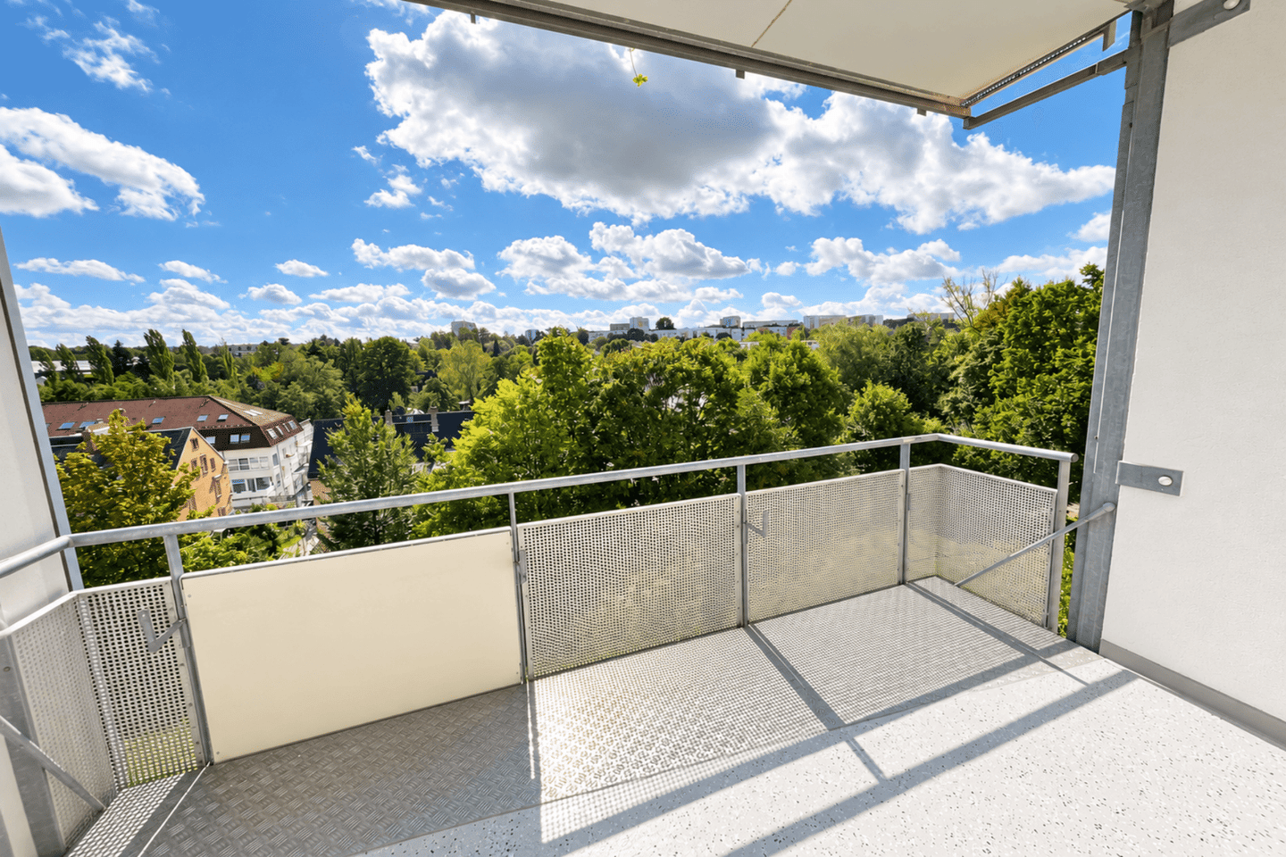 Bezugsfrei – 2016 modernisierte 3-Zi.-Wohnung mit EBK, Wannenbad und Balkon, 9122 Chemnitz (Hutholz Markersdorf Morgenleite Stelzendorf)