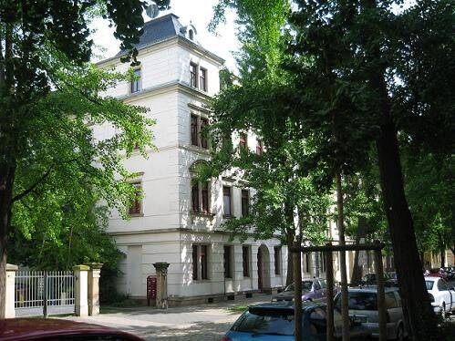 Helle Dachgeschosswohnung, Maisonette mit Laminatboden, 2 Bäder, Wanne u. Dusche, in ruhiger Seitenstraße, 1129 Dresden (Hellerberge Pieschen-Nord/Trachenberge Trachau)