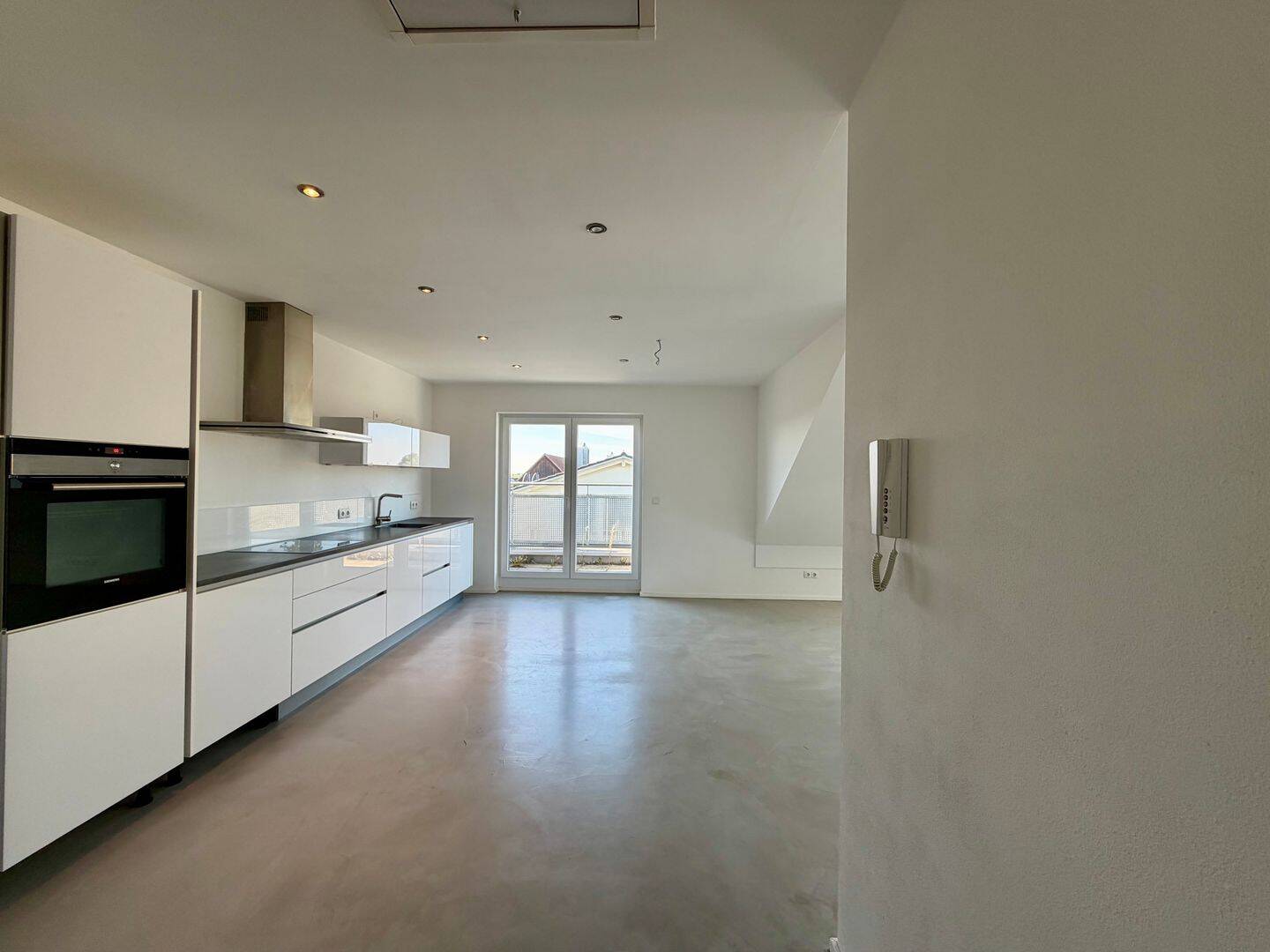 Industrie-Charme unterm Dach: 61 m² Dachwohnung mit Westbalkon und Garage, 86668 Karlshuld