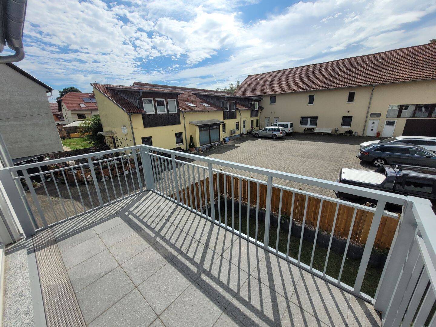 Helle 3-Raum-Wohnung mit Balkon in Südlage, Fußbodenheizung und offenem Küchen-/Wohnbereich; Stellpatz inklusive; Wärmepumpenheizung, 99310 Osthausen-Wülfershausen