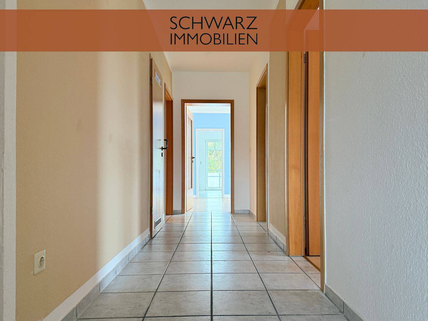 Helles Wohnen mit Komfort: Großzügige 3-Zimmer-Dachgeschosswohnung mit Aufzug, Balkon und Stellplatz, 59556 Lippstadt