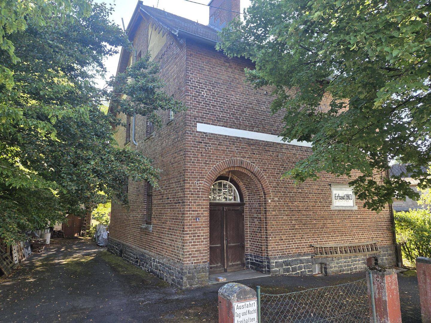 Wo Geschichte auf Zukunft trifft: Ehemaliges Schulgebäude mit großem Grundstück und Werkstatt in ruhiger Lage von Ger…, 56457 Westerburg