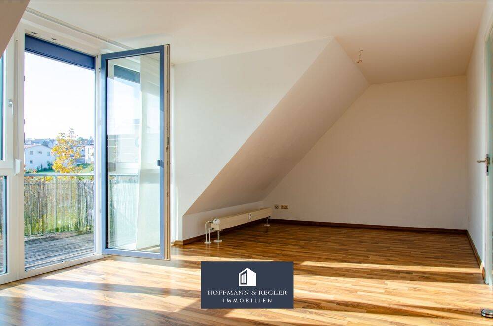 Helle 3-Zimmer-Dachgeschosswohnung mit großzügigem Südbalkon und Tiefgarage in Haselmühl, 92245 Kümmersbruck