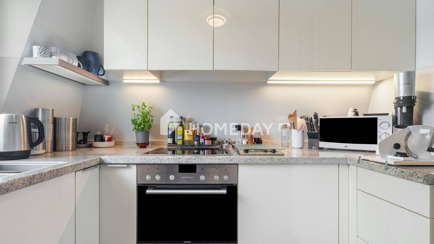 Modern saniertes Bad und Küche: 3 Zimmer mit Balkon nähe Niddapark, 60439 Frankfurt am Main (Heddernheim Kalbach Niederursel Praunheim)