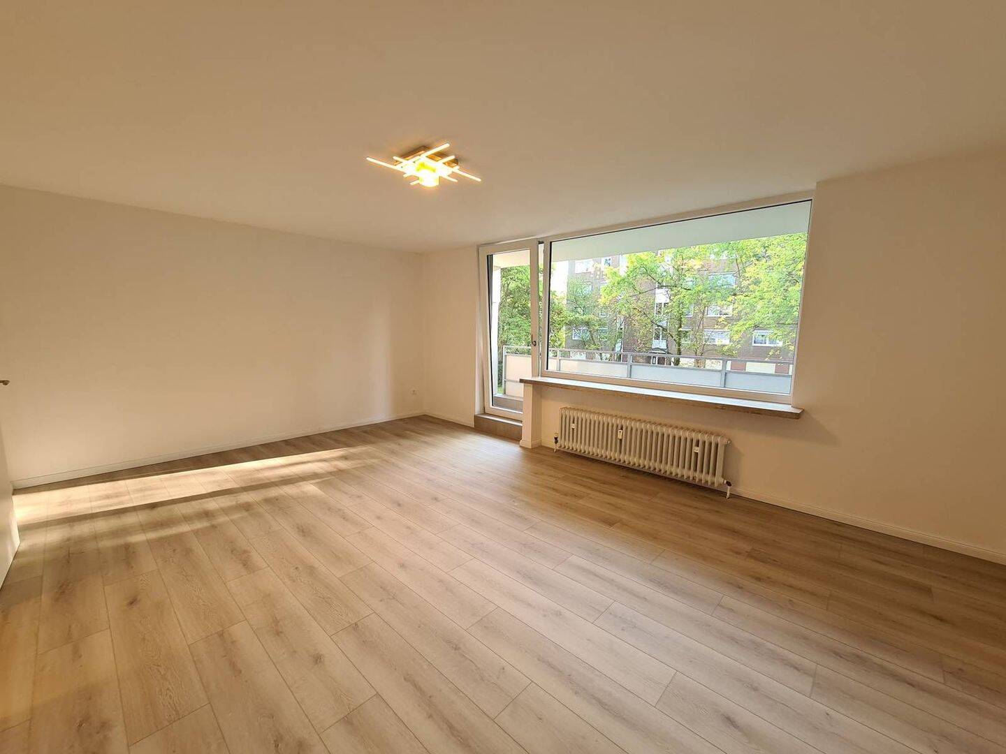 Provisionsfrei | Sanierte 2-Zimmer-Wohnung mit Balkon, Aufzug & Stellplatz – sofort bezugsfertig, 53117 Bonn (Auerberg Buschdorf Graurheindorf Zentrum Castell)