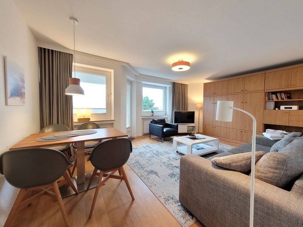 Meer vor der Tür, Abendsonne auf dem Balkon – großzügige 2-Zi. Wohnung in bester Lage Westerlands, 25980 Sylt