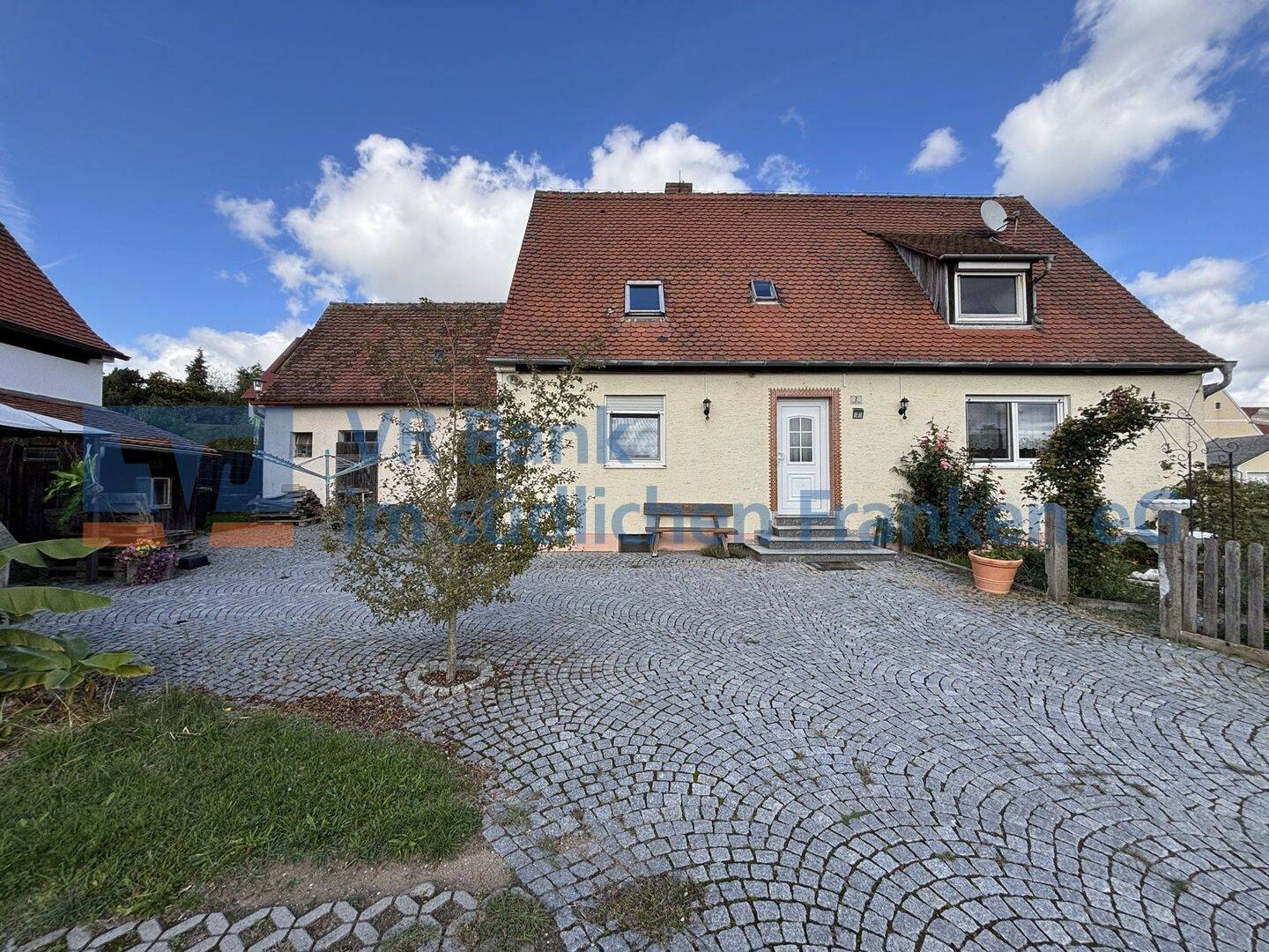 Vielseitiges Einfamilienhaus mit Garten, Garage und Nebengebäude in Weißenbronn, 91560 Heilsbronn