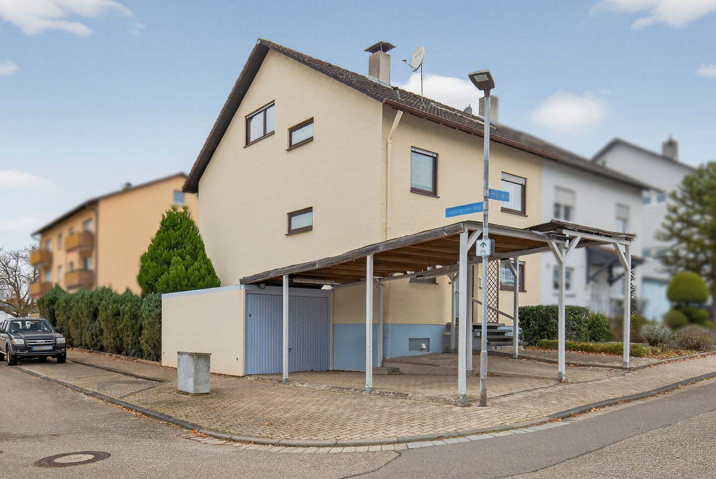 Viel Raum, Eckgrundstück, Süd-/West-Terrasse: Doppelhaushälfte mit Potenzial für Ihre eigenen Ideen, 76706 Dettenheim