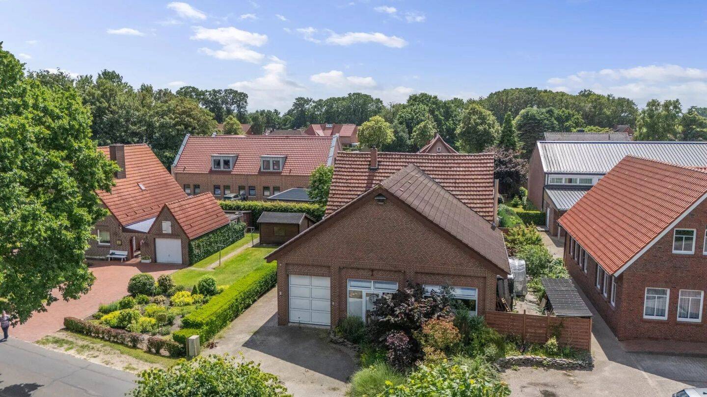 Uniek wonen in een voormalige brandweerkazerne met zeeën van ruimte!, 26906 Dersum