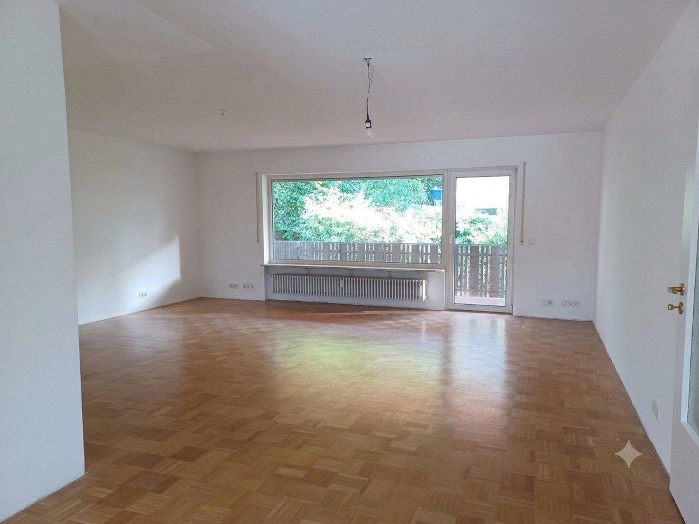 Großzügige, neu renovierte 3,5-Zimmer-Wohnung mit 115 m², großem Balkon, Garage und Stellplatz, 76534 Baden-Baden