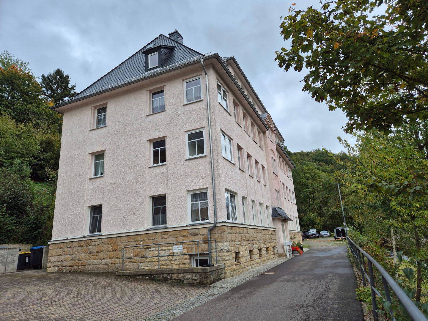 4-Zimmer-Dachgeschoß-Wohnung mit moderner Einbauküche, 1768 Glashütte