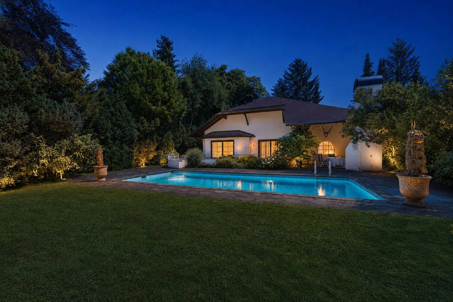 Privates Refugium in Gräfelfing: Walmdachvilla mit Galerie, Pool und traumhaftem Südgarten, 82166 Gräfelfing