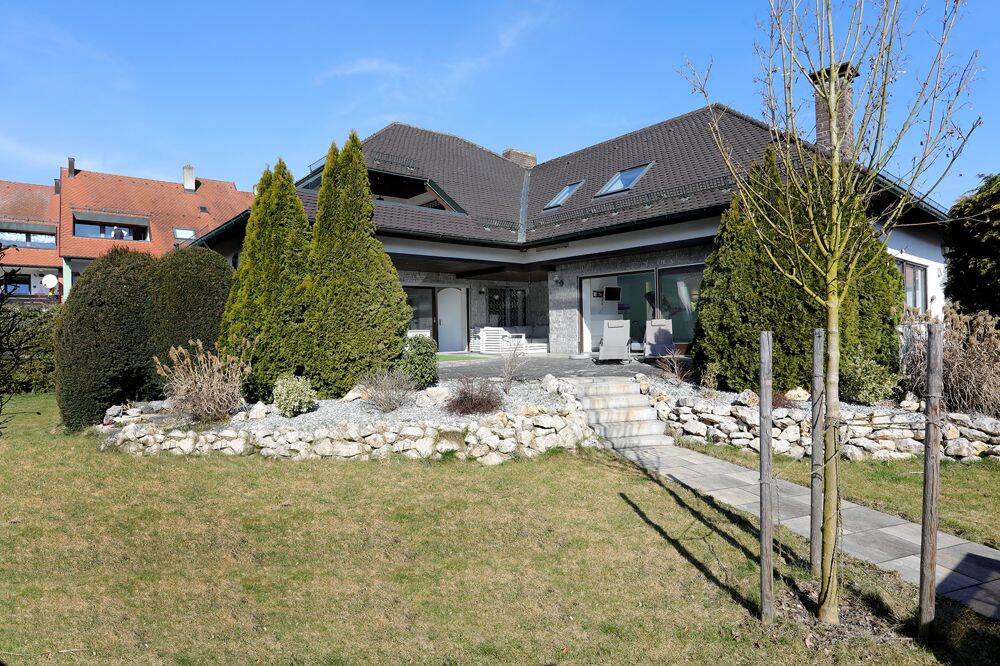 Walmdachhaus in Landshut-West, 84034 Landshut (Münchnerau Nikola West)