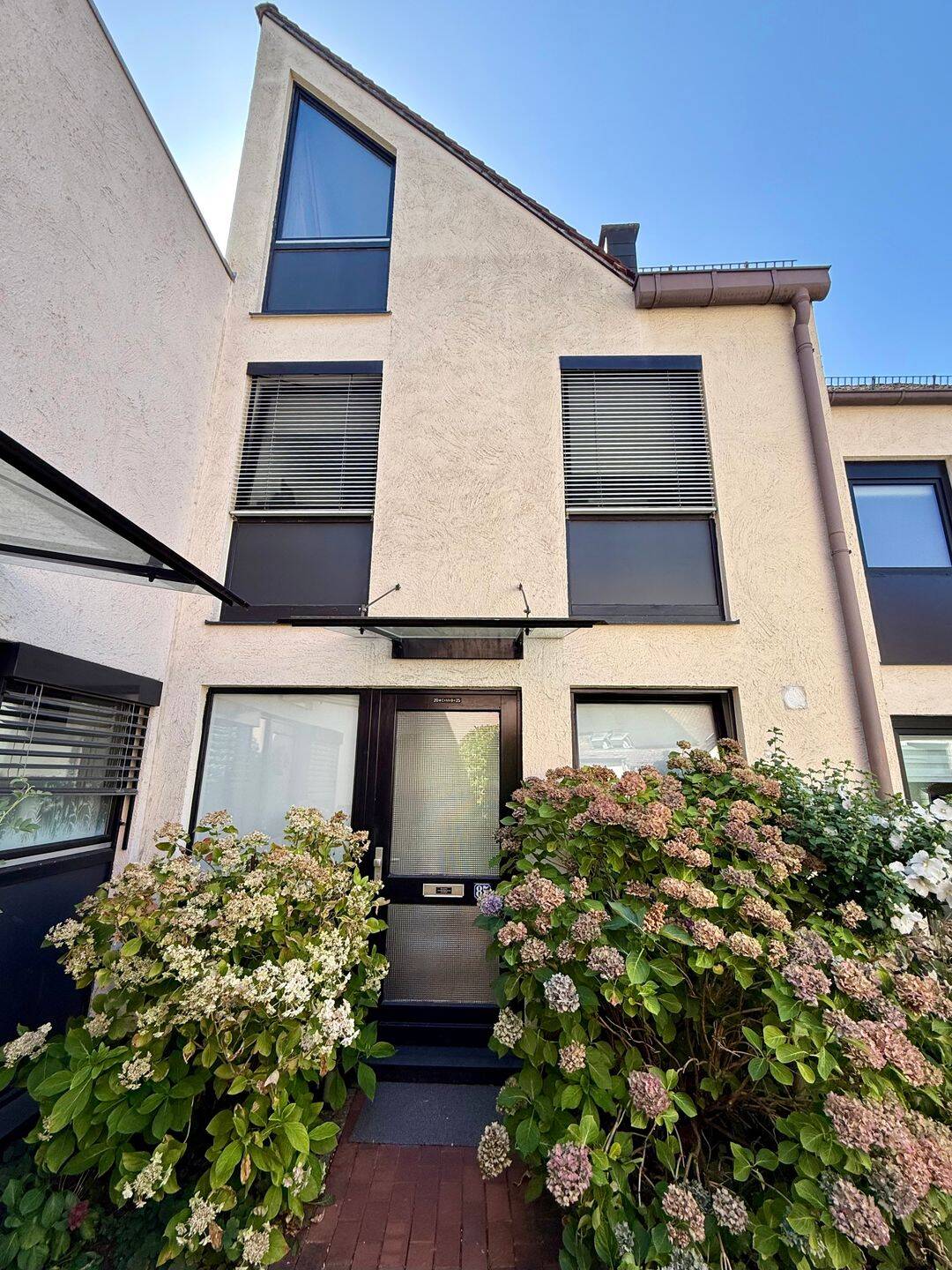 Platz für die ganze Familie – Durchdachtes Reihenhaus mit einem separaten Einliegerhaus, 61381 Friedrichsdorf