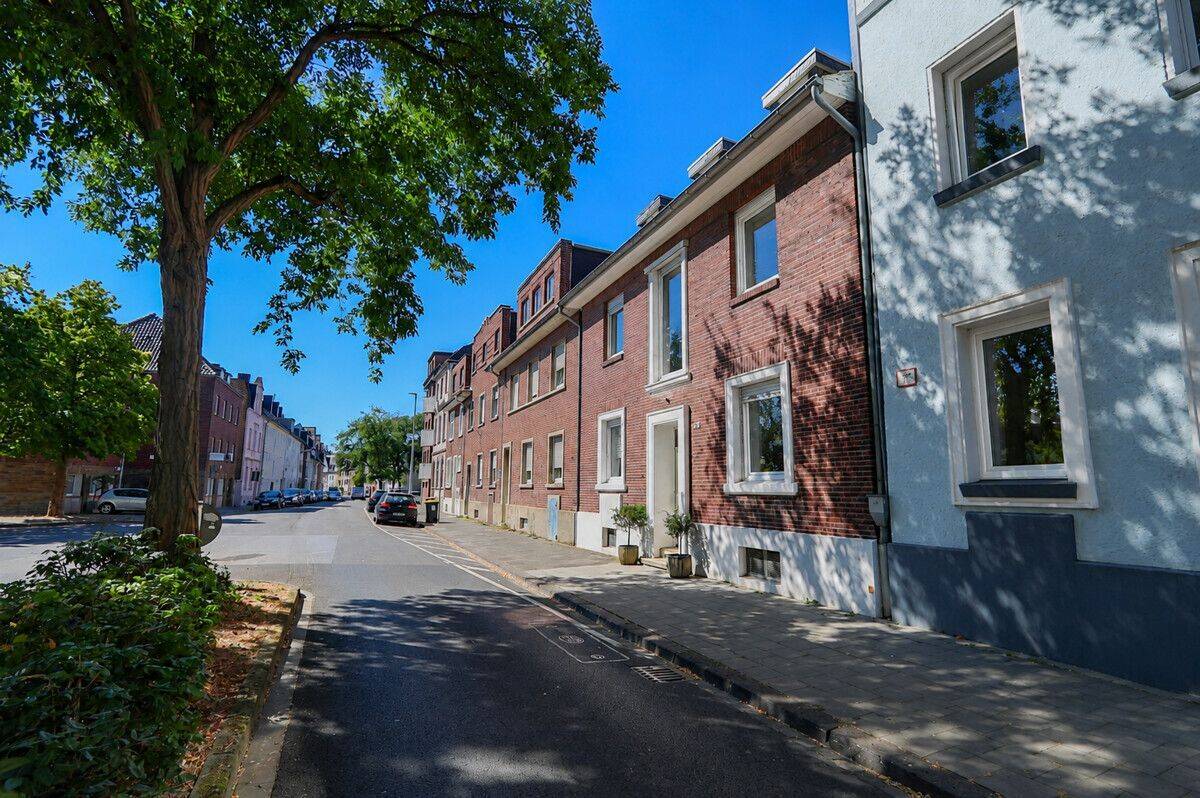 Renovierte 2-Zimmer-Dachgeschosswohnung in Mönchengladbach, 41063 Mönchengladbach (Eicken Großheide Stadtmitte Windberg)