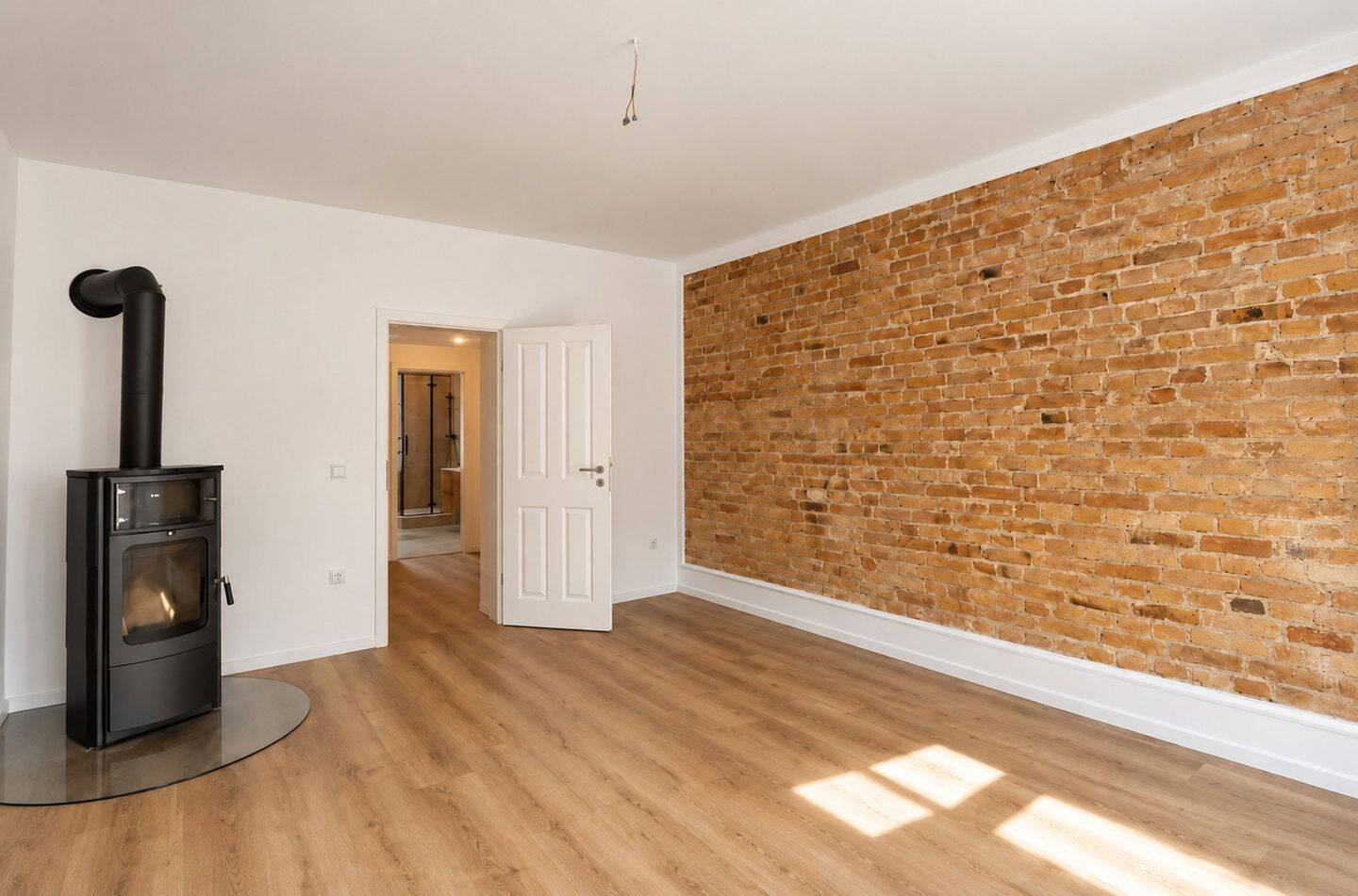 Stilvoll sanierte 3-Zimmer-Wohnung mit Kaminofen, Sichtziegelwänden & hochwertigem Bad, 12557 Berlin (Treptow-Köpenick)