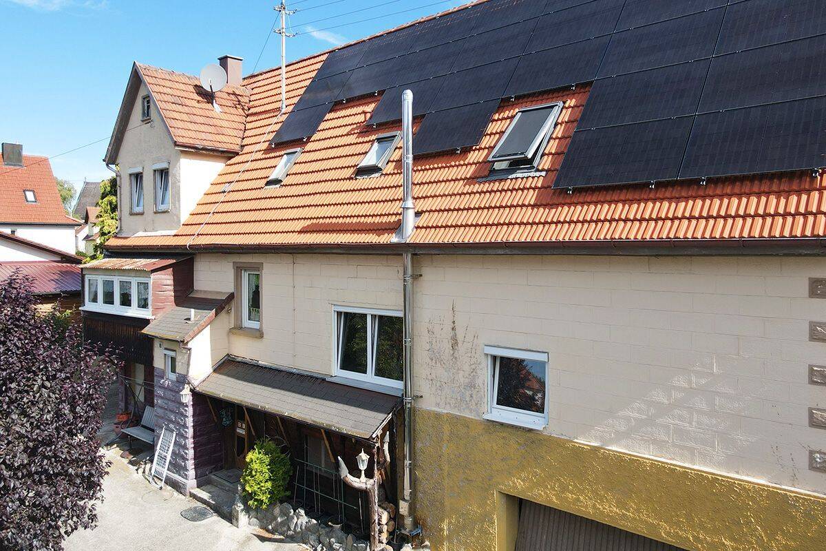 Großzügig wohnen, flexibel leben – Familienhaus mit neuer ELW und PV-Anlage mit Speicher, 72461 Albstadt
