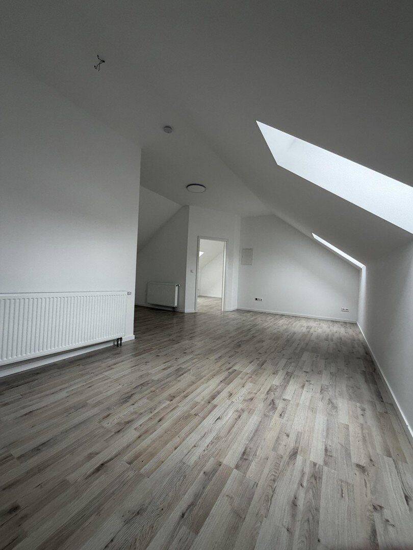 Helle 2-Zimmer-Dachgeschosswohnung in ruhiger Lage in Sandweier bei Baden-Baden, 76532 Baden-Baden