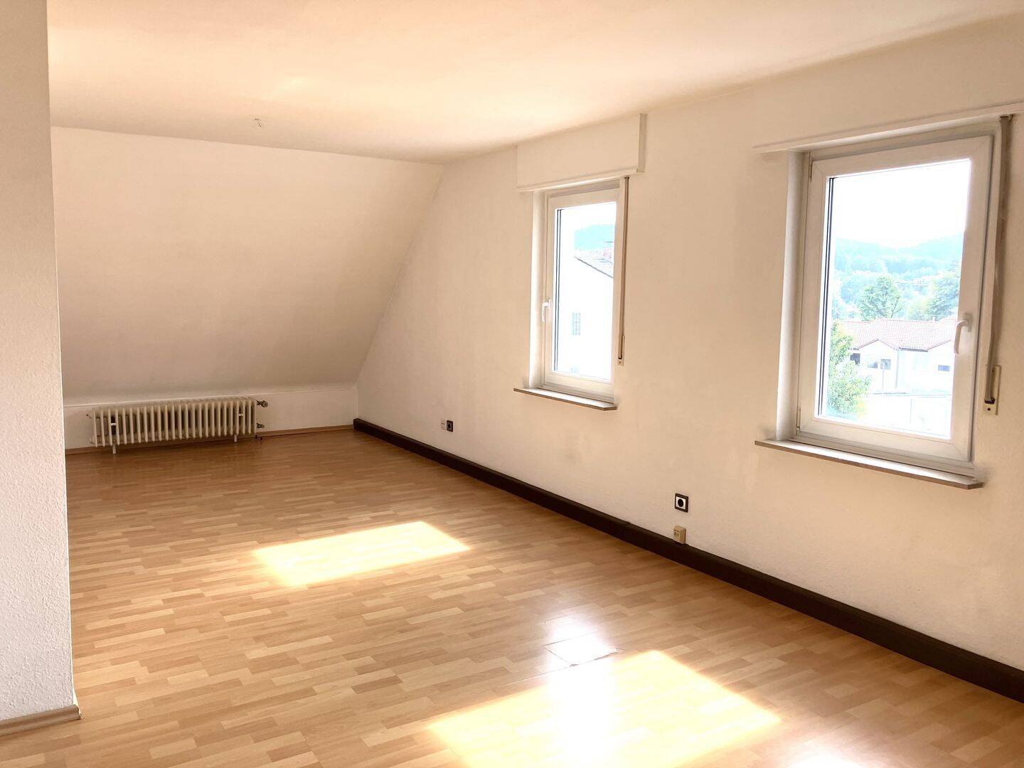 KL-Uniwohngebiet – Attraktive Dachgeschosswhg. mit EBK in kleiner Wohneinheit, 67663 Kaiserslautern (Innenstadt)