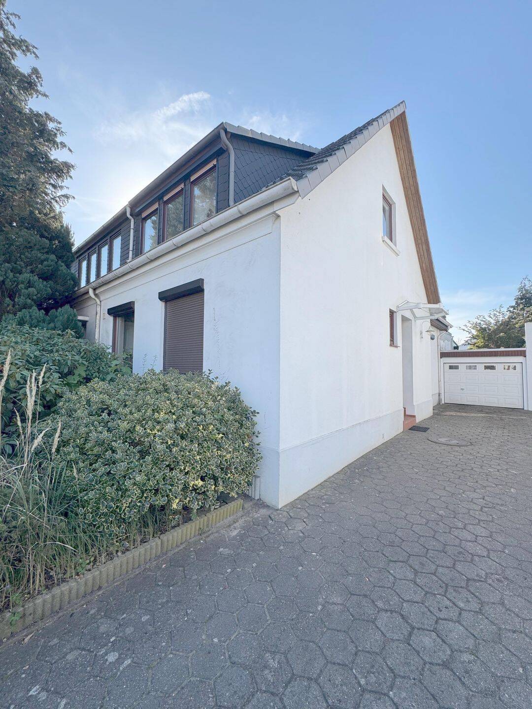 Renovierungsbedürftiges Reihenendhaus mit Garten, Einbauküche und Garage in Osterholz, 28325 Bremen (Ellenerbrok-Schevemoor Oberneuland Tenever)