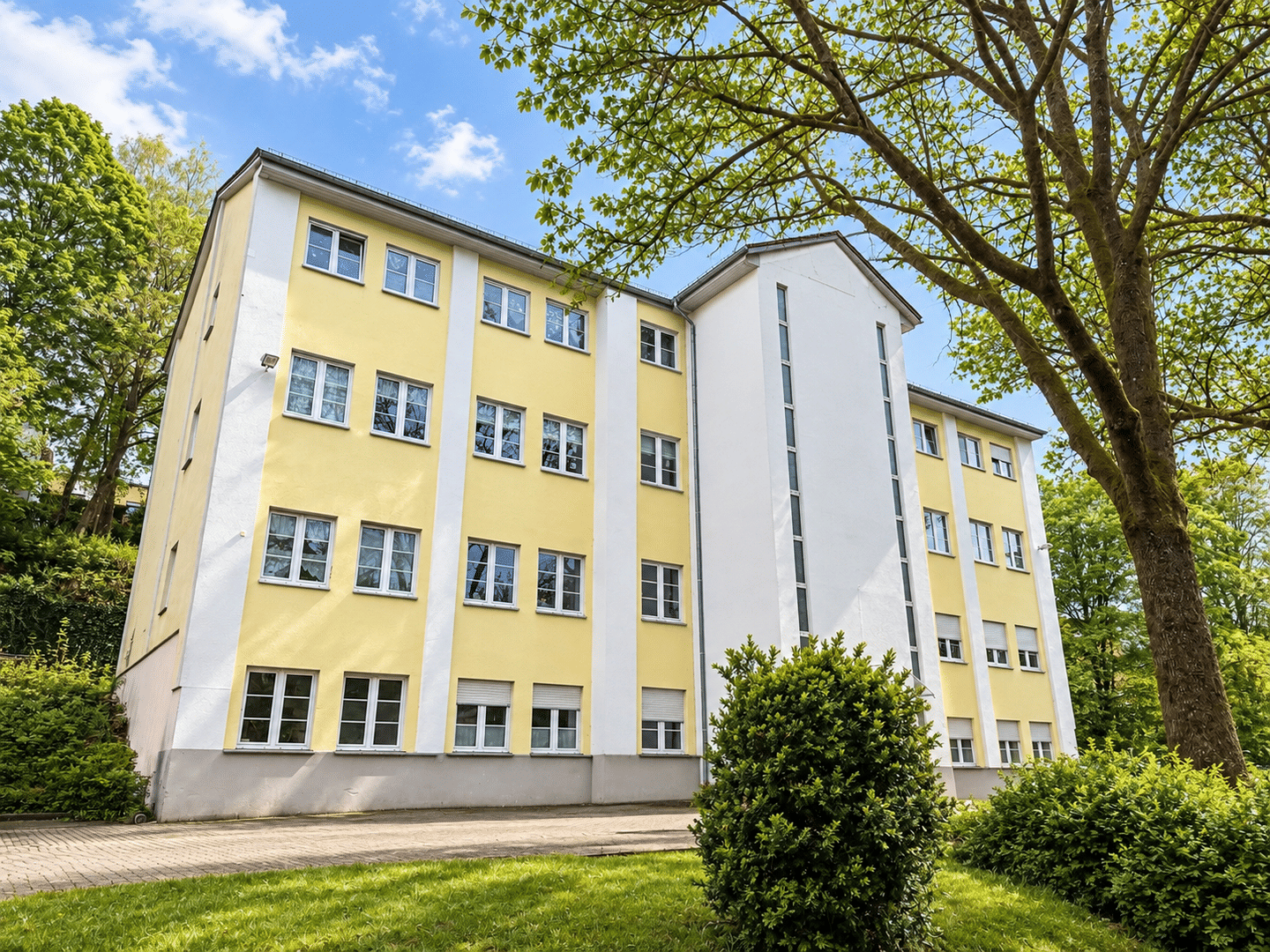 Sie haben eine große Familie – 4-Raum-Wohnung mit einem raumhoch gefliesten Tageslichtbad, Lift, Carport und Stellplatz, 98544 Zella-Mehlis