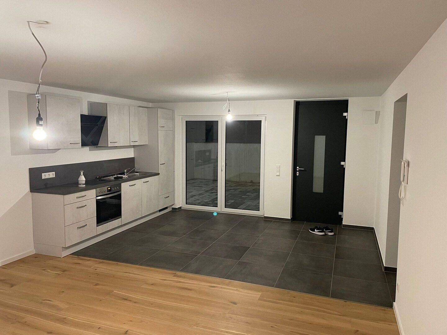 Neuwertige Wohnung mit EBK und Terrasse: attraktive 1,5-Zimmer-Wohnung in Waldenburg, 74638 Waldenburg