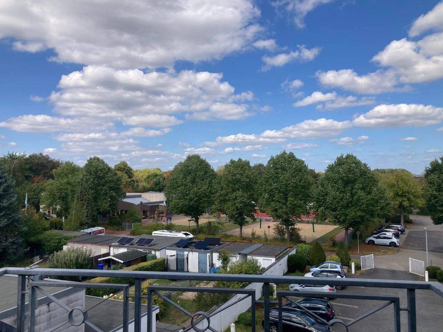 Single-und Pärchen aufgepaßt ! Top geschnittene Dachgeschoß Wohnung mit Balkon in zentraler Lage zur Mönchengladbacher City gelegen !, 41069 Mönchengladbach (Dahl Hehn Holt Ohler)