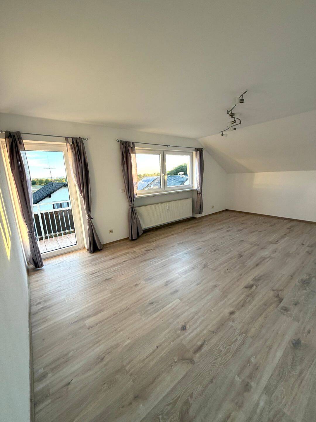Gepflegte 2-Zimmer-Dachgeschosswohnung mit Balkon, Einbauküche & Garage in Langenbrücken, 76669 Bad Schönborn