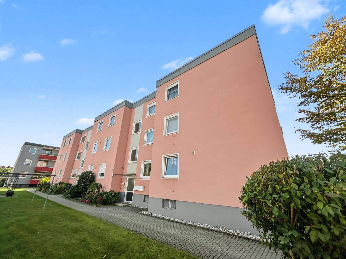 Gepflegte 4-Zimmer-Erdgeschosswohnung mit Garage, Balkon und Kellerabteil in Weiden, 92637 Weiden i.d. OPf. (Weiden)