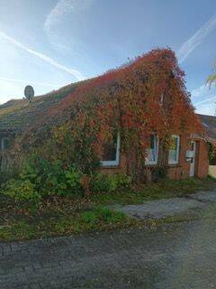 Einfamilienhaus mit 707 m² Grundstück in Weener-Stapelmoor zum Kernsanieren, 26826 Weener