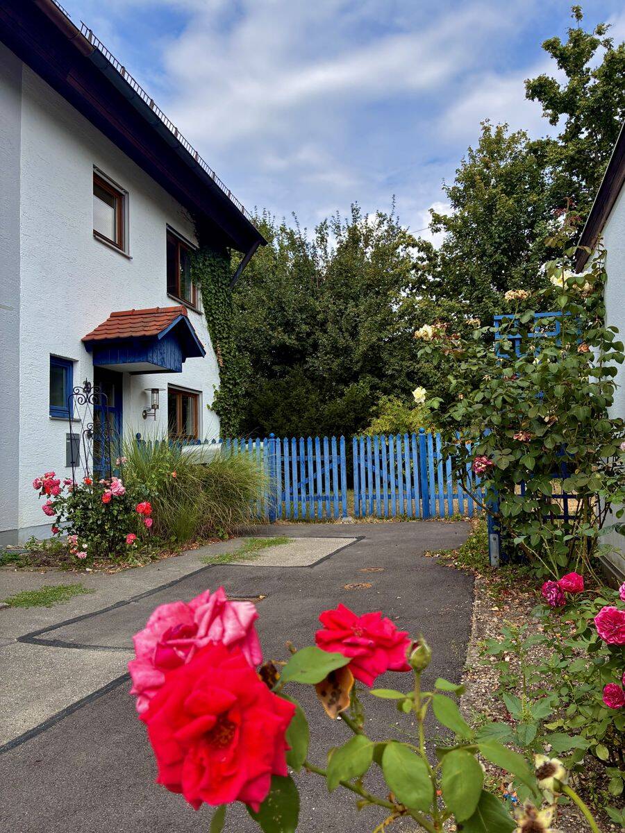 Herbstlicher Traumgarten umgibt geräumige DHH in Gilching, 82205 Gilching