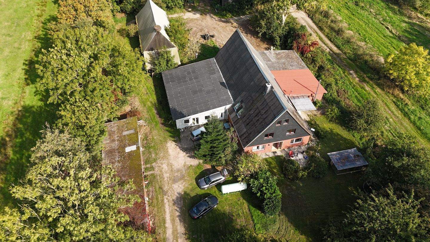 Großzügiger Resthof mit Einfamilienhaus, Stallungen und weitläufigem Grundstück, 21756 Osten