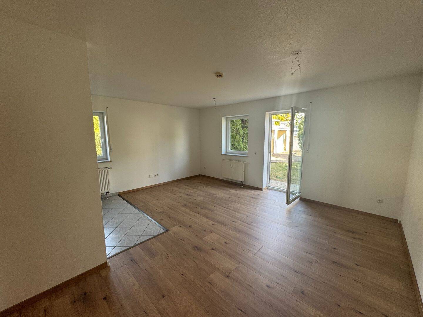 Einzimmerwohnung im EG, Terrasse, Keller und KFZ Stellplatz in einem sehr gepflegten Mehrfamilienhaus, 89343 Jettingen-Scheppach
