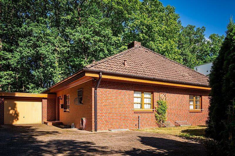 Komfortables Wohnen auf einer Ebene – Großzügiger Bungalow in Waldrandlage, 22926 Ahrensburg