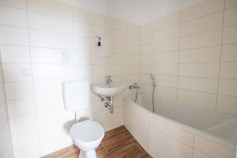 Große 3-Zimmerwohnung mit Balkon an der Heide., 6120 Halle (Saale) (Dölau Heide Nord Heide Süd Kröllwitz Lettin)