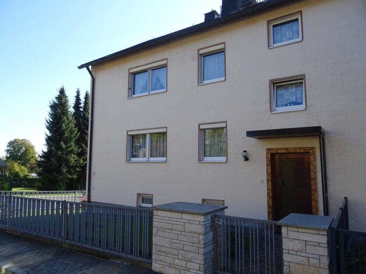 Große Doppelhaushälfte mit Garage in guter Wohnlage, 95233 Helmbrechts