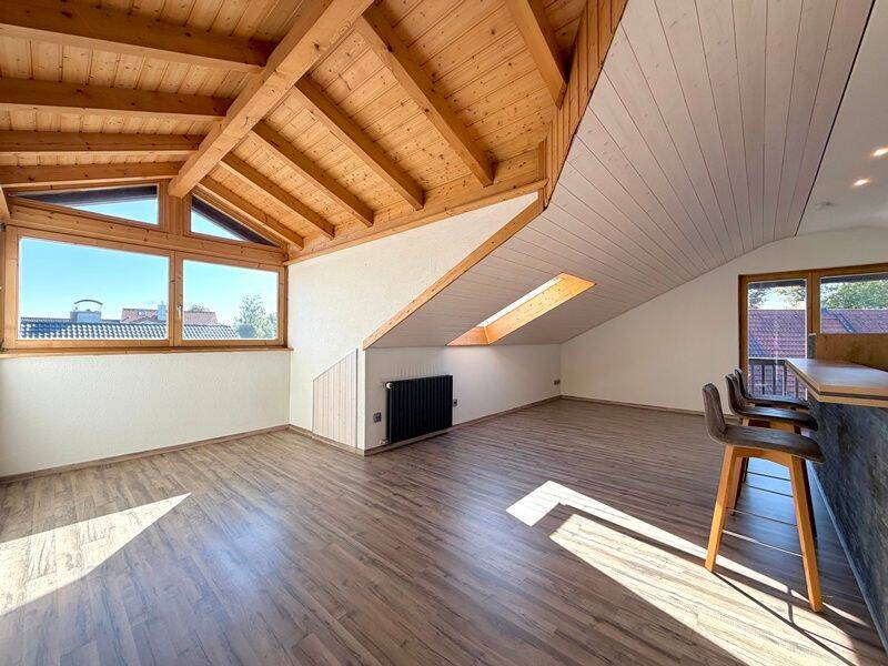 Freie 3-ZKB-Dachgeschosswohnung mit besonderem Flair in Siegertsbrunn, 85635 Höhenkirchen-Siegertsbrunn