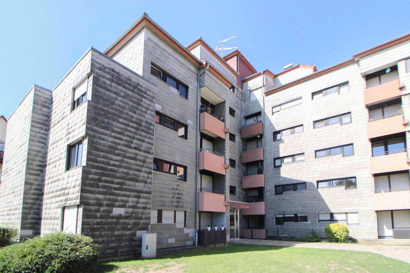 Großzügige 3,5-Zimmer-Wohnung mit Balkon, Terrasse, Aufzug & TG-Stellplatz in Wiernsheim, 75446 Wiernsheim