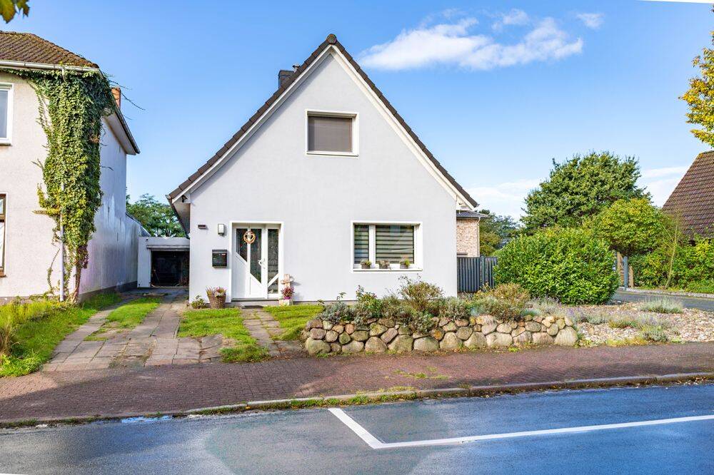 Modernisiertes Einfamilienhaus mit gemütlicher Wohnatmosphäre und Garten in zentraler Lage von Heide, 25746 Heide
