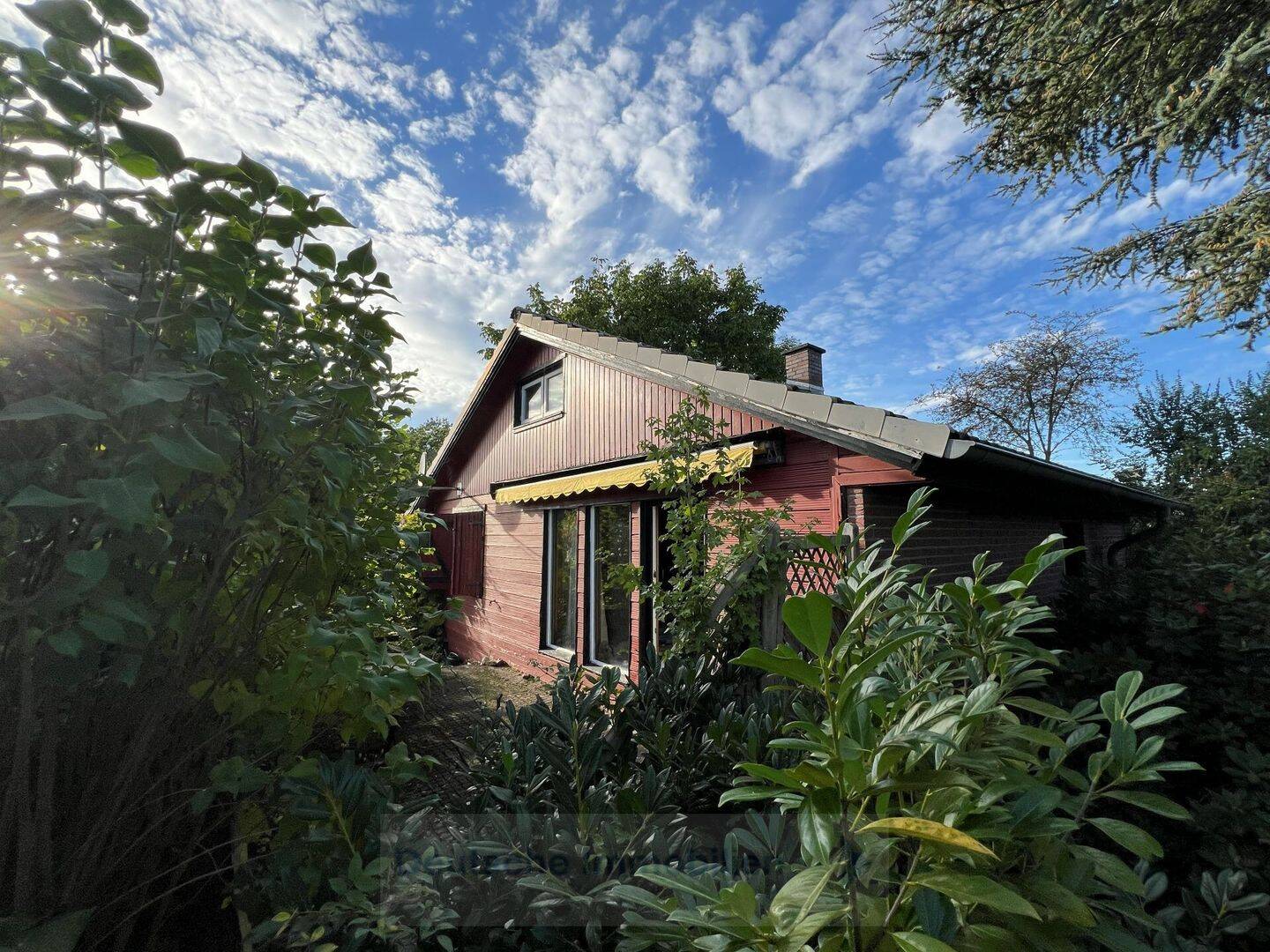 Sanierungsbedürftiger Bungalow – mit Privatstrand in Güster, 21514 Güster