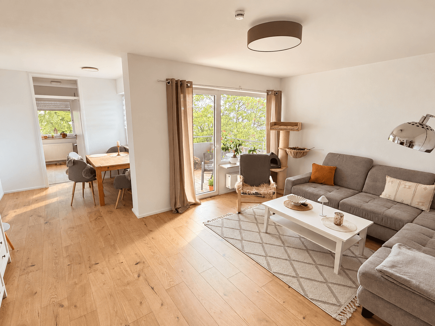 SHA-Kreuzäcker: Modernisierte 2,5-Zimmer-Wohnung mit Weitblick, Südwestbalkon, Aufzug & Einzelgarage, 74523 Schwäbisch Hall