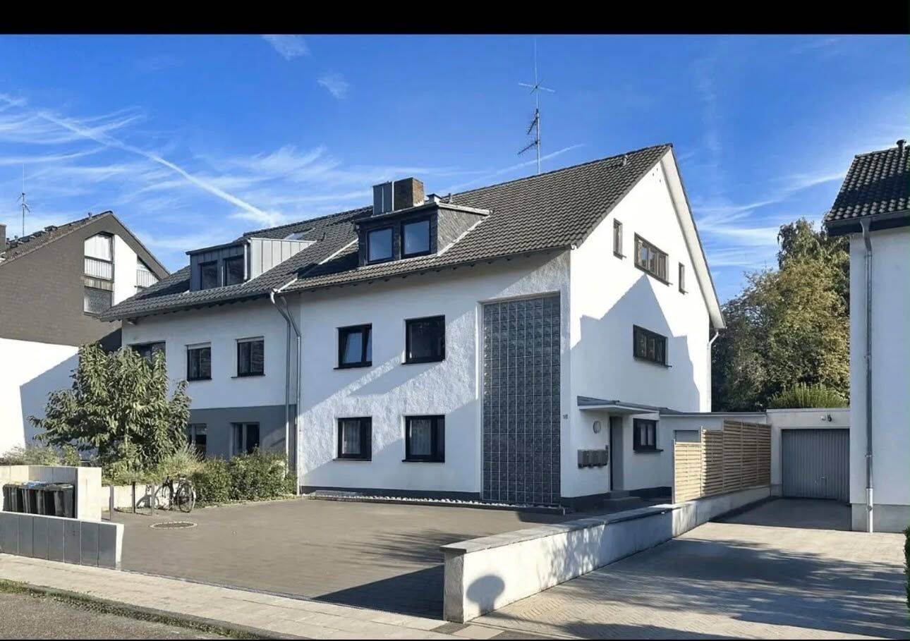 4 Zimmer mit Einbau Küche Dachgeschoss Wohnung in Lövenich mit Stellplatz, 50859 Köln (Lindenthal Lövenich Weiden Widdersdorf)