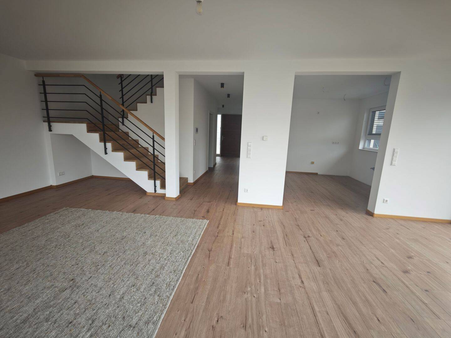 Modernes Wohnen in Gimbsheim: ca. 220 m², vier Bäder, Dachterrasse und PV-Anlage., 67578 Gimbsheim